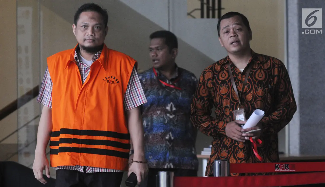 Tersangka panitera pengganti PN Medan Helpandi seusai mendatangani pelimpahan berkas tahap II atau P21 di Gedung KPK, Jakarta, Rabu (26/12).  Tersangka kasus dugaan suap terhadap Hakim PN Medan itu siap menjalani sidang perdana. (Merdeka.com/Dwi Narwoko)