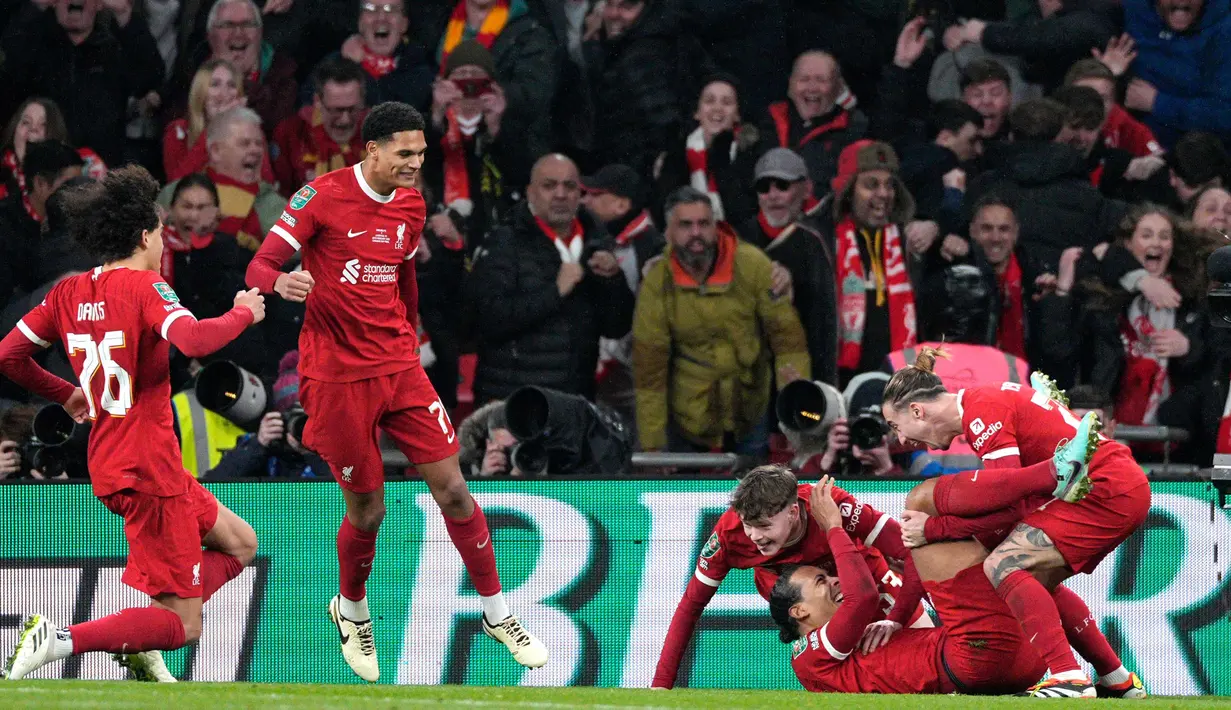 Laga sempat diwarnai gol-gol yang dianulir, baik dari Chelsea maupun dari Liverpool. (AP Photo/Dave Shopland)
