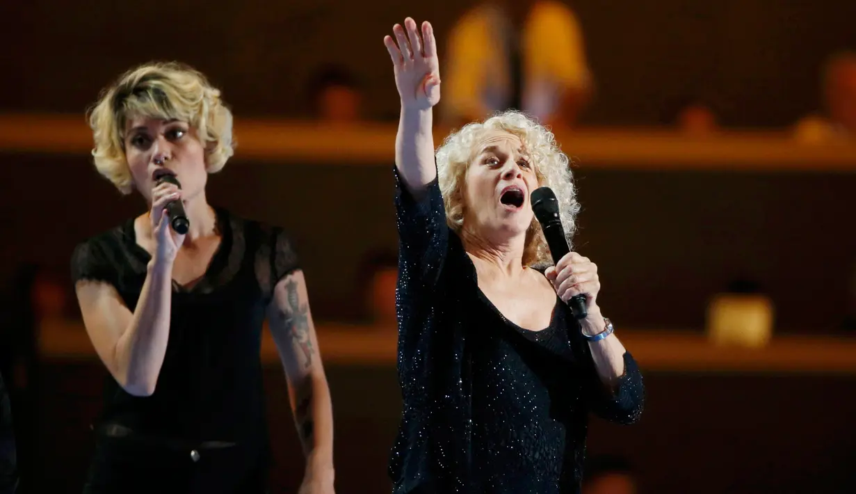 Penampilan penyanyi Carole King pada hari terakhir Konvensi Nasional Partai Demokrat di Philadelphia, Pennsylvania, AS, Kamis (28/7). Carole King melantunkan lagu "You've Got a Friend" di arena konvensi. (REUTERS/Lucy Nicholson)