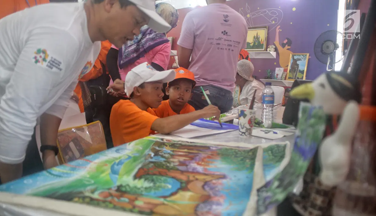 Anak-anak berprestasi melukis dalam kegiatan Gebyar Prestasi Keluarga Sejahtera di Buperta Cibubur, Jakarta, Minggu (12/8). (Liputan6.com/Faizal Fanani)