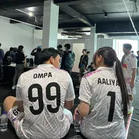 Thariq Halilintar pamer foto bareng Aaliyah Massaid berpose membelakangi kamera. Unggahan ini bikin gempar jagat maya dan dikomentari Aurel Hermansyah. (Foto: Dok. Instagram @thariqhalilintar)