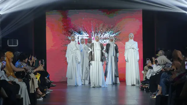 Koleksi Monika Jufry di  Jakarta Fashion Trend 2024. [Daniel Kampua/Fimela]