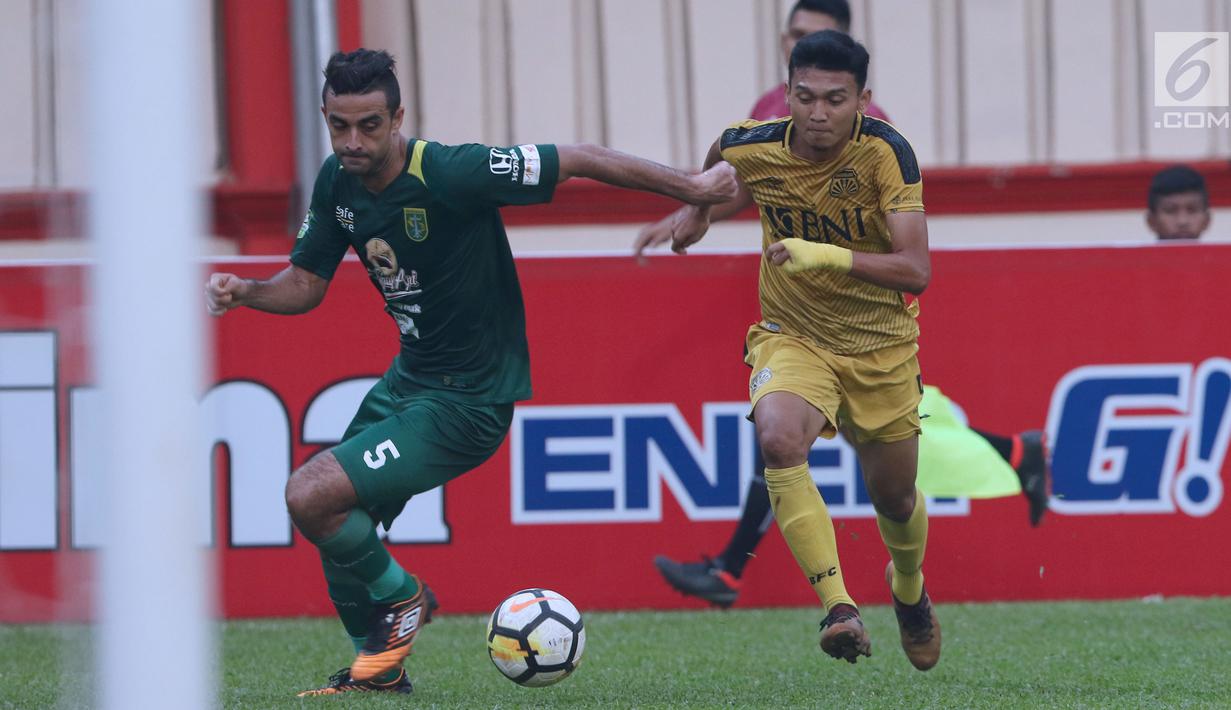 Bek Persebaya, Otavio Dutra (kiri) berusaha menahan pemain Bhayangkara FC, Dendy Sulistyawan pada lanjutan Go-Jek Liga 1 Indonesia bersama Bukalapak di Lapangan PTIK, Jakarta, Rabu (11/7). Laga berakhir imbang. (Liputan6.com/Helmi Fthriansyah)