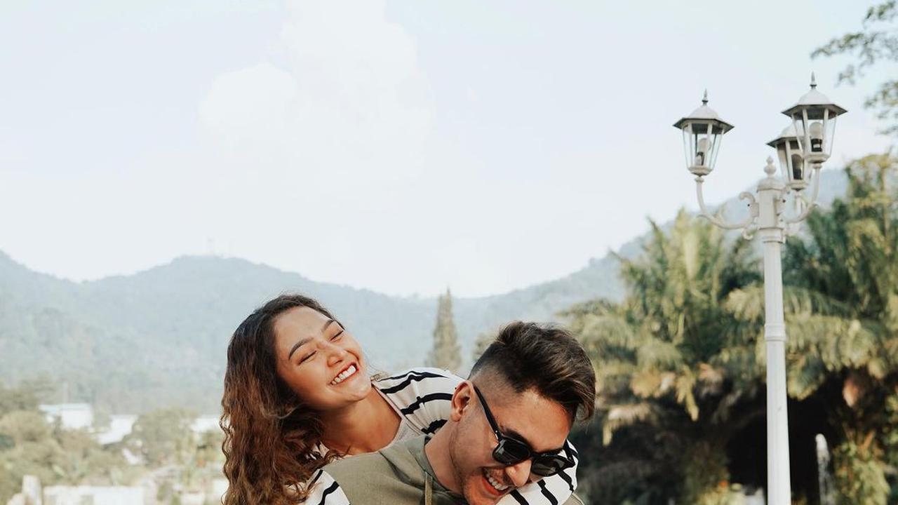 Umumkan Hamil Anak Pertama, Ini 6 Momen Romantis Siti Badriah dan Krisjiana