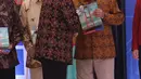 Gubernur BI Agus D.W. Martowardojo (kedua kiri) membagikan buku Laporan Perekonomian tahun 2016 kepada sejumlah undangan di Gedung BI, Jakarta, Kamis (27/4). (Liputan6.com/Angga Yuniar)