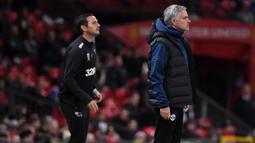 Pelatih Manchester United, Jose Mourinho dan pelatih Derby County, Frank Lampard pada Piala Liga Inggris di Stadion Old Trafford, Rabu (26/9/2018). Manchester United takluk adu penalti 9-10 (2-2) dari Derby County. (AFP/Paul Ellis)
