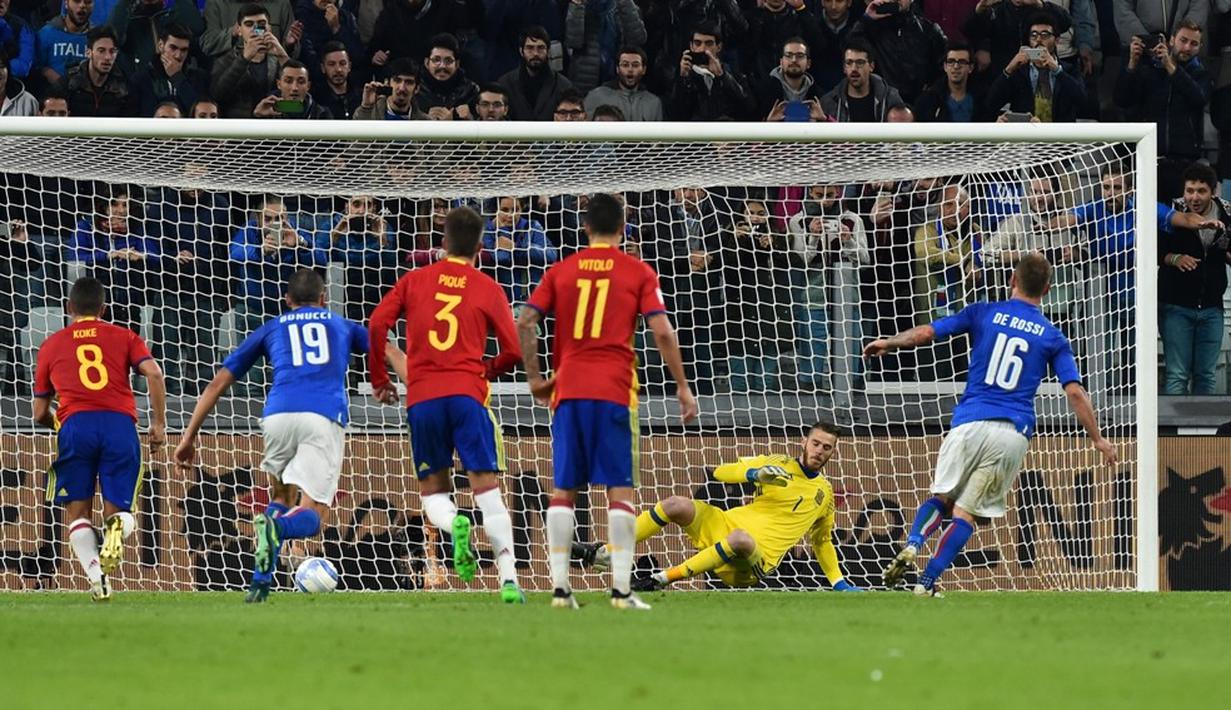 Pemain Italia, Daniele De Rossi, saat mencetak gol ke gawang Spanyol melalui penalti dalam laga Grup G kualifikasi Piala Dunia 2018 di Juventus Stadium, Jumat (7/10/2016) dini hari WIB. (AFP/Giuseppe Cacace)