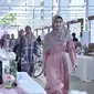 Koleksi "Kisah" di Vanilla Hijab Annual Show 2019 Menyapa Senja di Stadion Akuatik, Gelora Bung Karno, Jakarta, 2 Mei 2019. (dok. Vanilla Hijab)