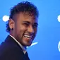 Bintang Brasil, Neymar, tampak gembira saat akan perkenalkan sebagai pemain baru PSG di Stadion Parc des Princes, Paris, Jumat (4/8/2017). Neymar didatangkan dari Barcelona dengan harga 222 juta euro. (AFP/Lionel Bonaventure)