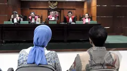 Romi Herton divonis 6 tahun penjara ditambah denda sebesar Rp200 juta subsider 2 bulan kurungan sementara istrinya, Pengadilan Tipikor, Jakarta, Senin (9/3/2015). (Liputan6.com/Andrian M Tunay)