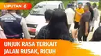 Puluhan warga di Buton Utara menggelar aksi protesnya yang kecewa lantaran sudah 17 tahun jalan rusak, namun tak kunjung diperbaiki. Amarah warga meluap saat melihat kedatangan mobil dinas milik Pemda setempat.