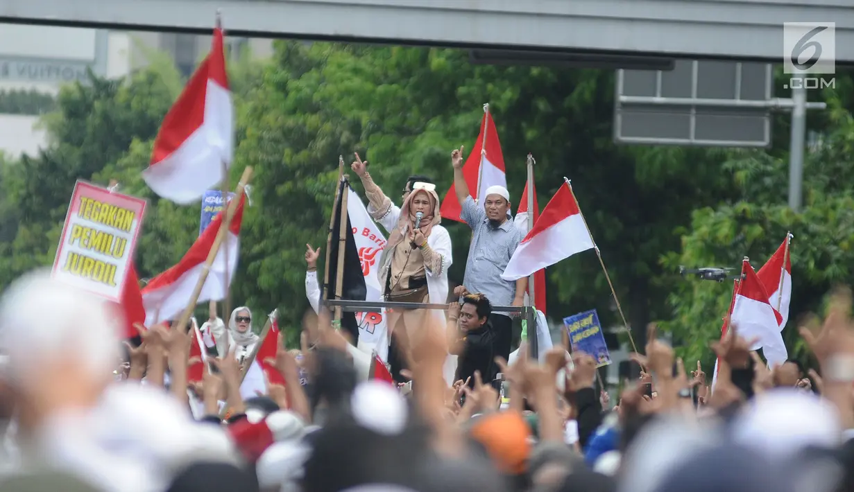 Inisiator 2019 Ganti Presiden, Neno Warisman berorasi saat melakukan aksi damai di depan gedung Bawaslu, Jakarta, Jumat (10/5/2019). Pada aksinya mereka melaporkan kecurangan pemilu yang merugikan Capres dan Cawapres 02 dan menuntut Bawaslu untuk tetap netral. (Liputan6.com/Herman Zakharia)