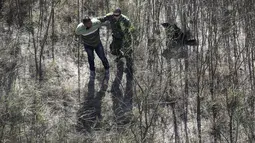 Petugas patroli perbatasan AS menangkap seorang imigran tanpa dokumen di dekat perbatasan AS-Meksiko di Mission, Texas (3/1). Ribuan imigran gelap nekat masuk perbatasan AS-Meksiko jelang pelantikan Donald Trump. (AFP Photo/John Moore/Getty Images)