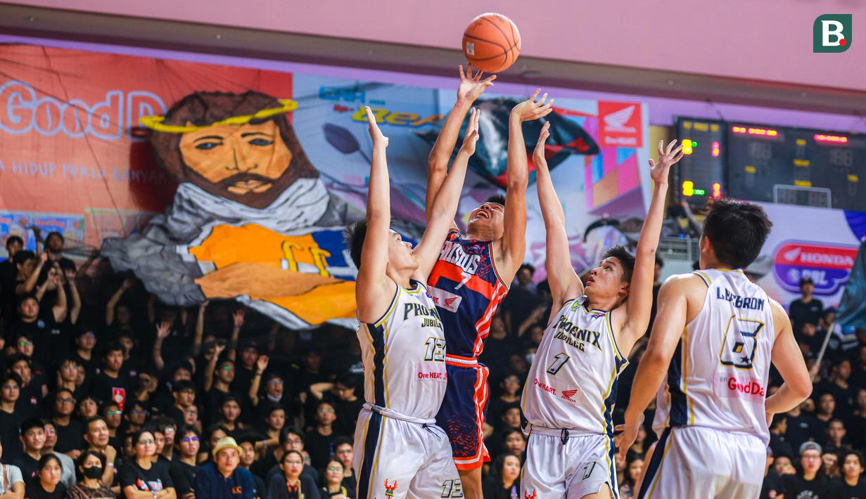 <p>Pebasket SMA Kolese Kanisius Jakarta, Gregorio Marcus Rahardjo (tengah kiri) berusaha memasukkan bola ke ring pada laga final DBL 2023/2024 Seri Jakarta Utara dan Jakarta Pusat melawan SMA Jubilee di GOR Cempaka Putih, Jakarta Pusat, Jumat (18/08/2023). (Bola.com/Bagaskara Lazuardi)</p>