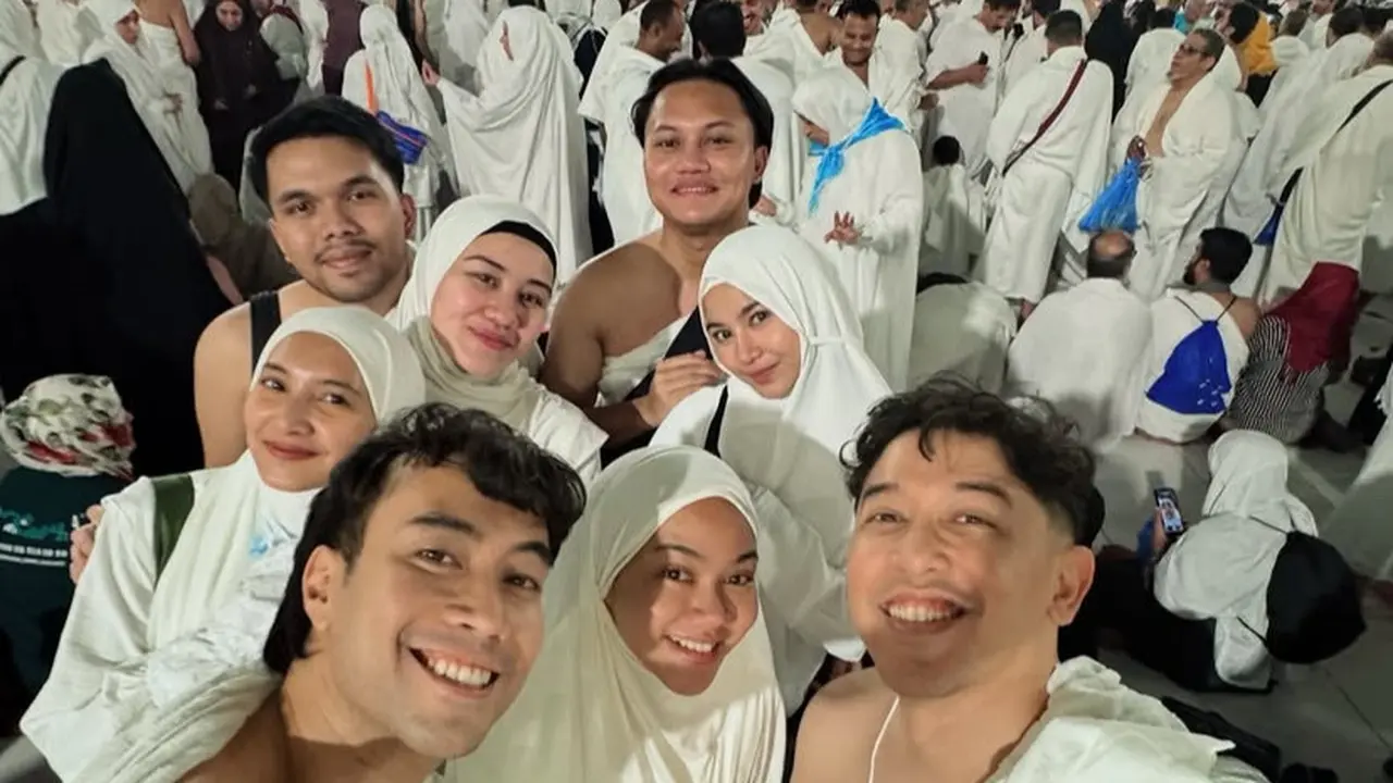 Tampilan Empat Pasutri Selebritis Berfoto Depan Ka'bah