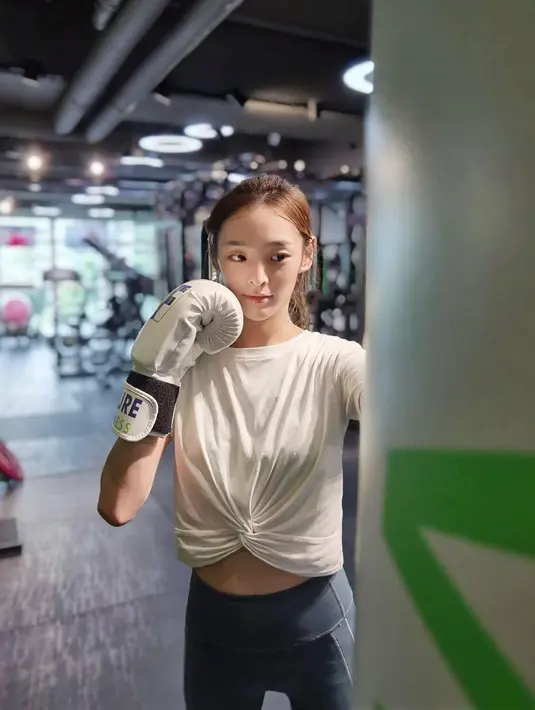 Di tengah padatnya aktivitas, ia juga sangat gemar melakukan olahraga. Bulutangkis, tinju, dan olahraga lainnya berhasil ia taklukan. (Foto: Instagram/ @CelinaHarto)