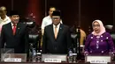 Ketua DPD RI Oesman Sapta Odang bersama dua orang Wakil Ketua Nono Sampono dan Darmayanti Lubis menutup rapat Paripurna usai pelantikan Pimpinan DPD RI di Komplek Parlemen, Senayan, Jakarta, Selasa (4/4). (Liputan6.com/Johan Tallo)