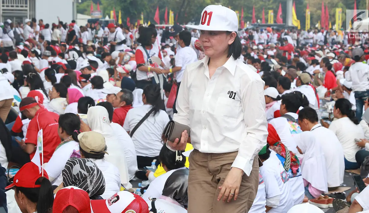 Massa pendukung paslon nomor urut 01 menggelar nonton bareng Konser Putih Bersatu di luar Stadion GBK, Jakarta, Sabtu (13/4). Tingginya antusiasme warga menghadiri kampanye akbar Jokowi-Ma'ruf Amin membuat SUGBK penuh hingga warga terpaksa menonton dari luar stadion. (Liputan6.com/Immanuel Antonius)