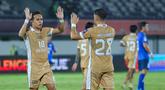 Pemain Dewa United, Egy Maulana Vikri bersama Alexis Messidoro merayakan kemenangan bersama atas Tainan City FC pada matchday kedua Grup E AFC Challenge League 2025/2026 di Stadion Indomilk Arena, Rabu (29/10/2025) malam WIB. (Bola.com/M Iqbal Ichsan)