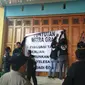 Pengemudi Gojek dan Grab menyegel kantor di Purwokerto, protes agar tuntutannya dipenuhi. (Foto: Liputan6.com/Nanang Supriyadi untuk Muhamad Ridlo)