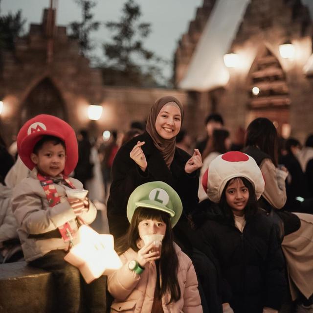 7 Momen Desta dan Natasha Rizky Ajak Anak Liburan di Jepang, Curi Perhatian