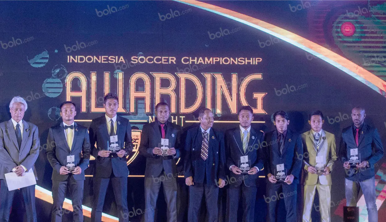 Peraih TSC Best XI foto bersama dalam Awarding Awarding Night TSC 2016 di Hotel Aryaduta Bandung, Jawa Barat, Minggu (8/1/2017). (Bola.com/Vitalis Yogi Trisna)
