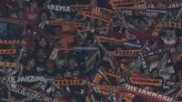 Suporter Persija Jakarta, The Jakmania, memberikan dukungan saat melawan Bhayangkara FC pada laga Liga 1 di SUGBK, Jakarta, Jumat (23/3/2018). Kedua klub bermain imbang 0-0. (Bola.com/Vitalis Yogi Trisna)