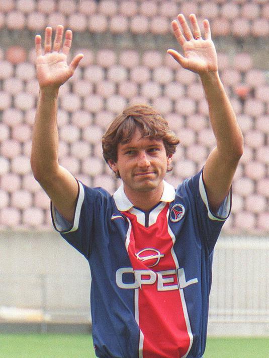 4. Leonardo – Mantan gelandang timnas Brasil ini sempat memperkuat PSG pada musim 1996-1997. Di musim tersebut, pria berusia 47 tahun ini tampil dalam 37 laga dan berhasil menciptakan 7 gol. (AFP/Gabriel Bouys)