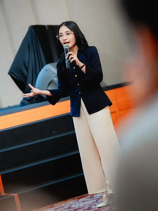 6 Inspirasi Outfit Baju Kantor Ala Prilly Latuconsina, Kasual hingga Formal