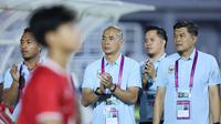 Timnas Indonesia U-17 dipastikan gagal lolos ke semifinal Piala AFF U-17 2026. Tampak dalam foto, ekspresi pelatih Timnas Indonesia, Kurniawan Dwi Yulianto jelang bertanding melawan Vietnam pada laga pamungkas Grup A Piala AFF U-17 2026 di Stadion Gelora Delta, Sidoarjo, Jawa Timur, Minggu (19/4/2026) malam WIB. (Bola.com/M Iqbal Ichsan)