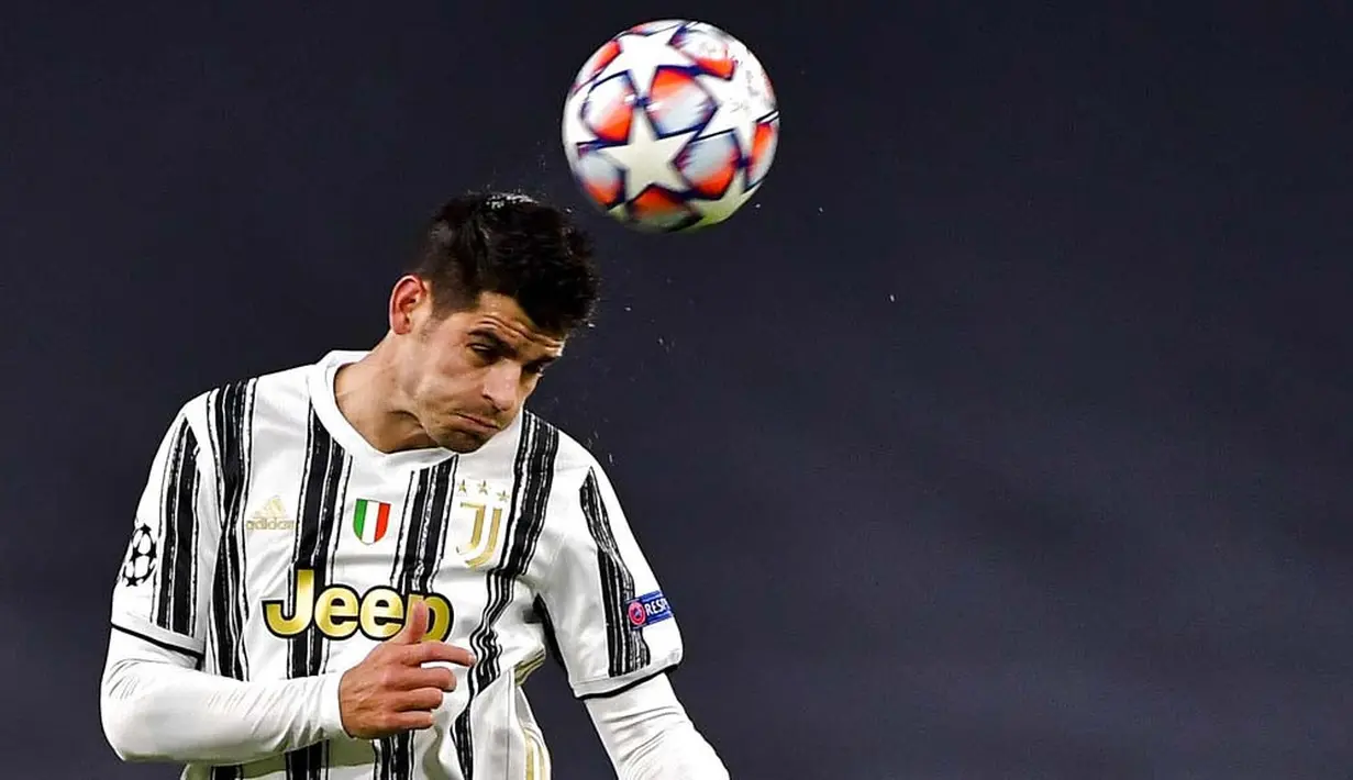Striker Juventus, Alvaro Morata, menyundul bola saat melawan Dynamo Kiev pada laga Liga Champions di Stadion Allianz, Kamis (3/12/2020). Juventus menang dengan skor 3-0. (Marco Alpozzi/LaPresse via AP)