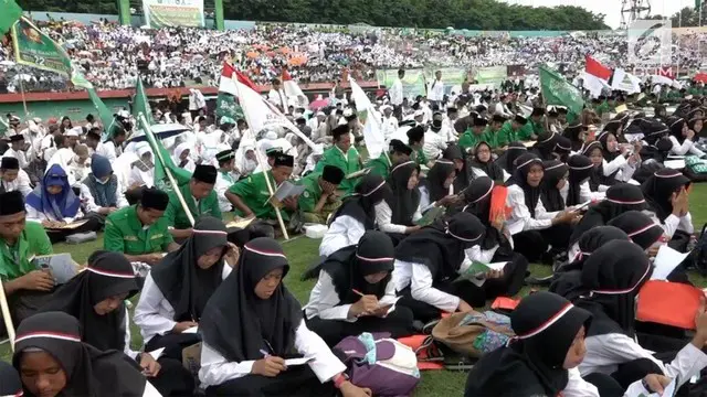 Pelaksanaan Hari Santri Nasional di GOR Sidoarjo, Jawa Timur yang di hadiri 80 ribu santri bersama-sama mengaji kitab kuning, masuk Museum Rekor Indonesia (MURI). 