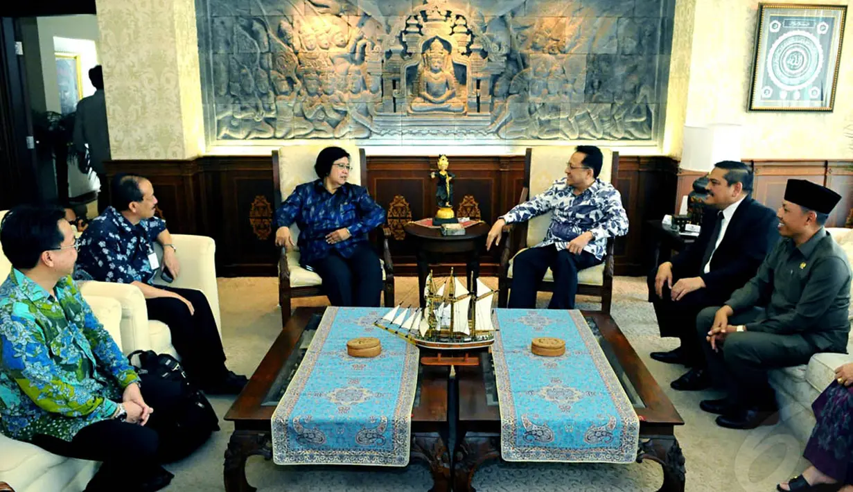 Menteri Lingkungan Hidup dan Kehutanan Siti Nurbaya saat bertemu Ketua DPD RI, Irman Gusman di Gedung DPD, Jakarta, Rabu (5/11/2014). (Liputan6.com/Andrian M Tunay)  