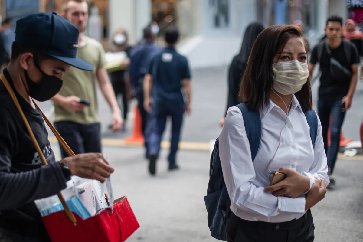 Khawatir Virus Corona COVID-19, Warga Malaysia Beraktivitas Pakai Masker