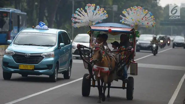 Serunya Naik Delman Hias Keliling Monas