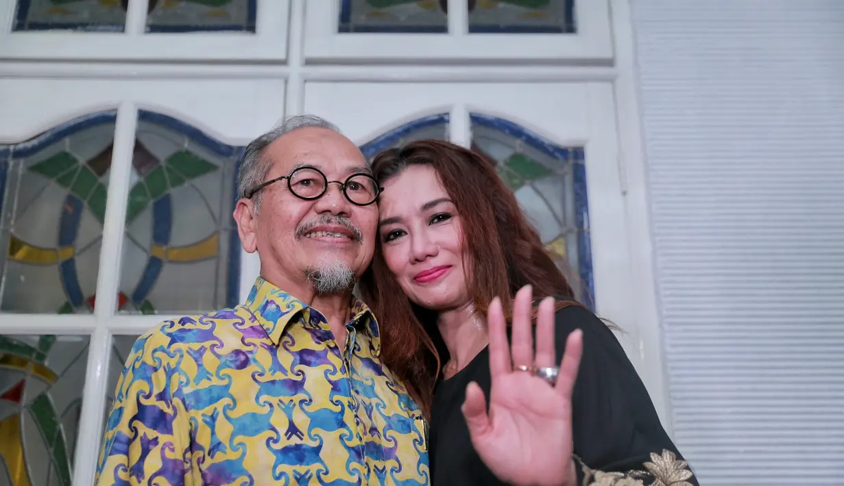 Reza yang datang didampingi kuasa hukumnya masuk melalui pintu belakang. Tidak lama berselang, Reza di ruang tamu, dimana keluarga besarnya sedang berkumpul menunggunya. (Adrian Putra/Bintang.com)