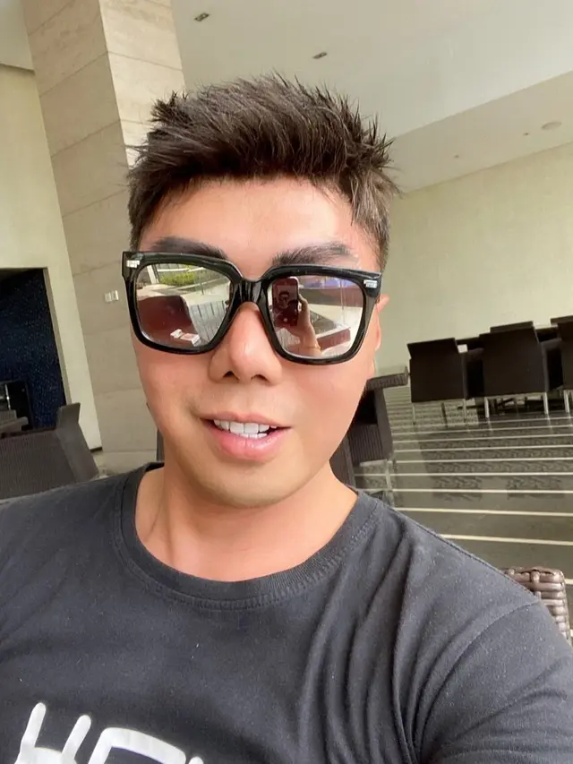 Tampil Beda, Ini 7 Potret Terbaru Roy Kiyoshi yang Telah Miliki Kekasih