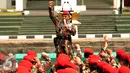 KSAD Jenderal TNI Mulyono memberikan arahan kepada prajurit Kopassus usai upacara Penyematan Brevet Komando di Makopassus, Cijantung, Jakarta, Jumat (25/9/2015). Jenderal TNI Mulyono mendapat tiga brevet kehormatan. (Liputan6.com/Helmi Fithriansyah)