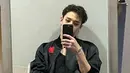 Bang Chan Stray Kids beberapa kali terlihat mengunggah foto mirror selfie di akun Instagram resmi Stray Kids. Penampilannya satu ini pun tak lepas dari perhatian banyak penggemar. (Liputan6.com/IG/@realstraykids)