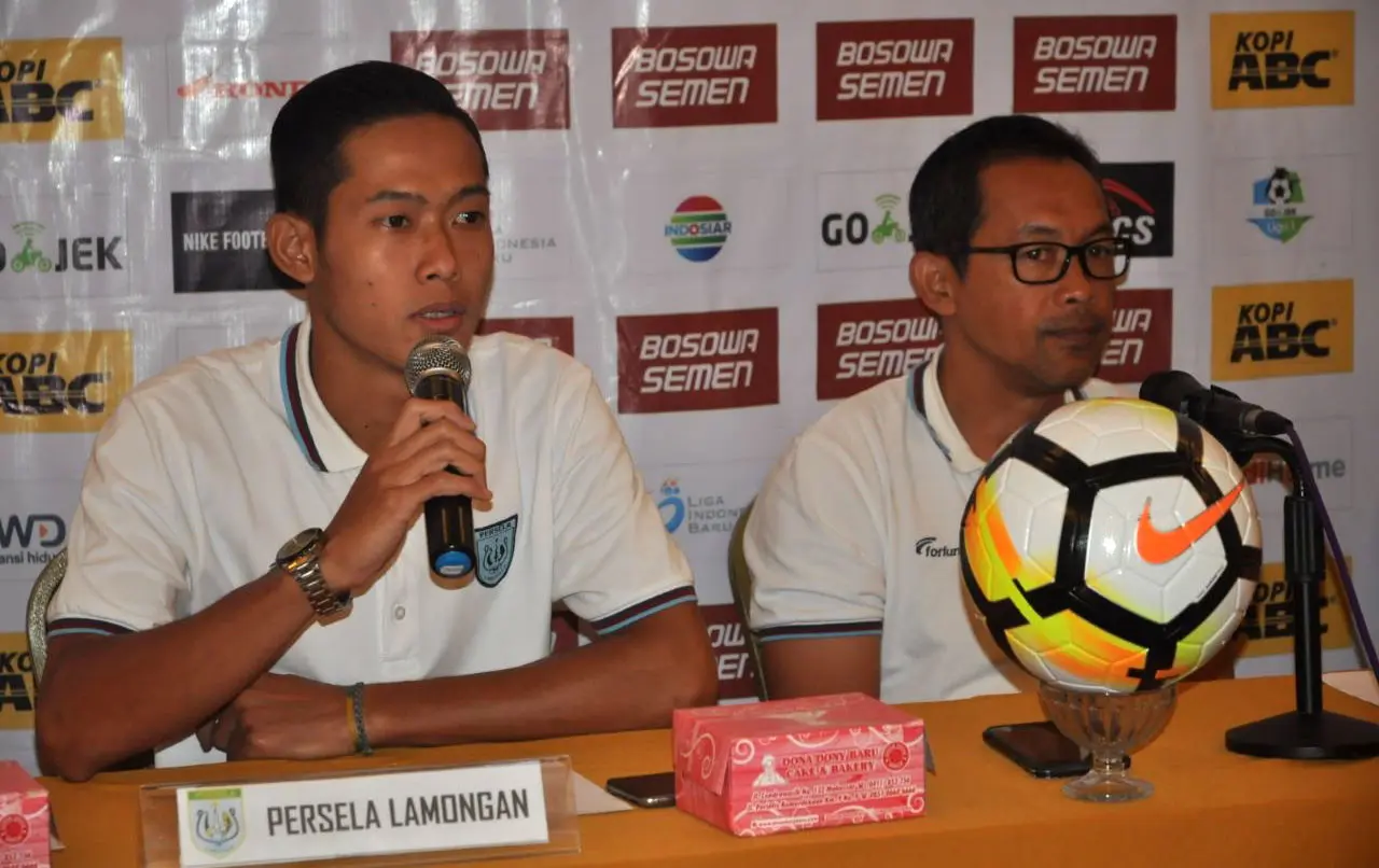 Pelatih Persela, Aji Santoso (kanan), dalam sesi konferensi pers jelang melawan PSM di Makassar, Kamis (5/4/2018). (Bola.com/Abdi Satria)