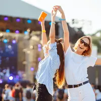 Ilustrasi nonton konser dengan sahabat via Shutterstock.com