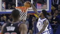 Aksi pemain Warriors, Jordan Bell (kanan) melakukan dunk saat melawan Chicago Bulls pada laga NBA basketball game di Oracle Arena, Oakland, (24/11/2017). Warriors menang 143-94. (AP/Jeff Chiu)