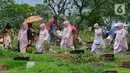 Umat Muslim melakukan ziarah ke Tempat Pemakaman Umum (TPU) Karet Bivak, Jakarta, Rabu (10/4/2024). (merdeka.com/Arie Basuki)