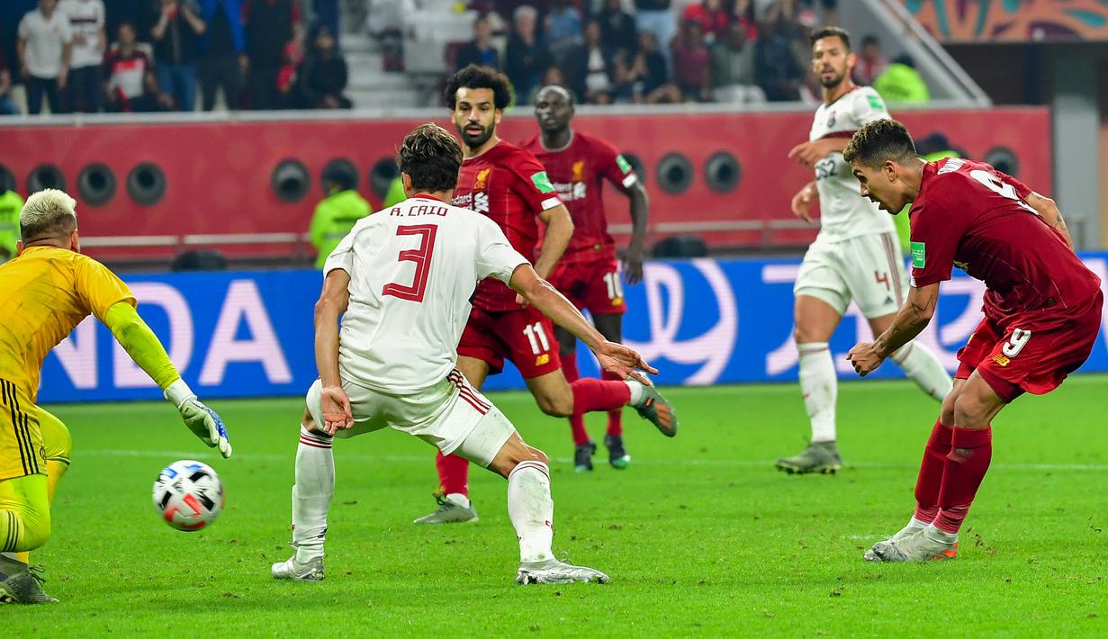 Gelandang Liverpool, Roberti Firmino, berusaha membobol gawang Flamengo pada laga Piala Dunia Antarklub 2019 di Stadion Internasional Khalifa, Doha, Minggu (21/12). Liverpool menang 1-0 atas Flamengo. (AFP/Giuseppe Cacace)