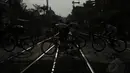 Beberapa pebalap melitasi rel kereta yang masuk dalam jalur lintasan etape 2 Internasional Tour De Banyuwangi Ijen, (17/10/2014). (Liputan6.com/Helmi Fithriansyah)