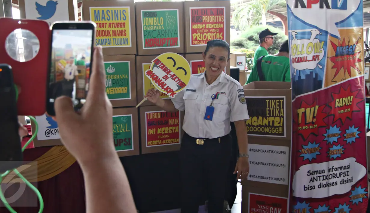 Petugas saat berselfie pada acara musik dalam aksi kampanye Ngamen Anti Korupsi, Stasiun Jakarta Kota, Jumat (20/5). Ini salah satu usaha KPK untuk mengkampanyekan kepada publik agar bersama-sama memberantas korupsi. (Liputan6.com/Immanuel Antonius)