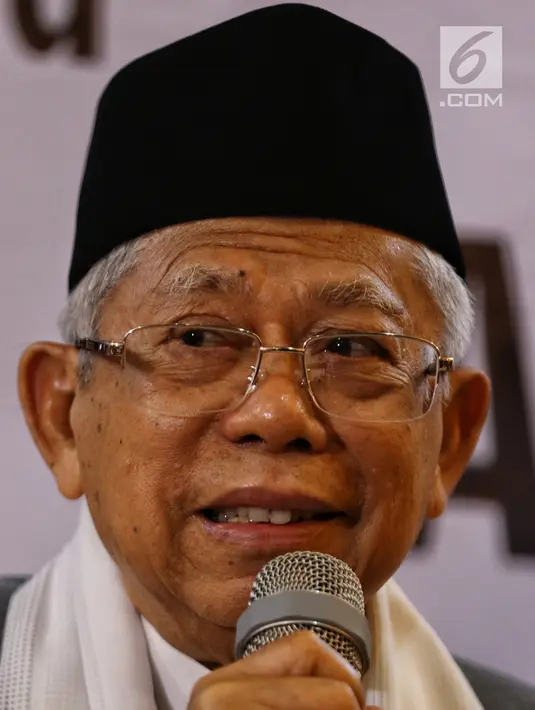 Cawapres no urut 02 Ma'ruf Amin memberi sambutan saat melakukan pertemuan silaturahim di Gedung PBNU, Jakarta, Senin (22/4). Pertemuan tersebut membahas penyampaian gagasan kebangsaan pengurus besar Nahdlatul Ulama. (Liputan6.com/Johan Tallo)