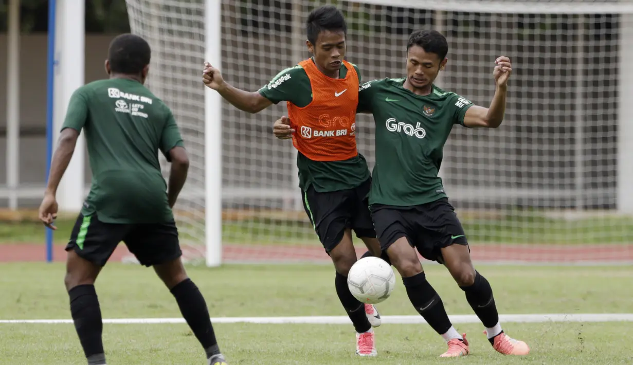 Pemain Timnas Indonesia U-22, Dimas Drajad, berebut bola saat latihan di Stadion Madya Senayan, Jakarta, Selasa (29/1). Latihan ini merupakan persiapan jelang Piala AFF U-22. (Bola.com/Yoppy Renato)