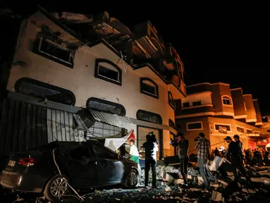 Warga memeriksa rumah komandan Jihad Islam Baha Abu Al-Ata setelah serangan rudal Israel di Kota Gaza, Palestina, Selasa (12/11/2019). Baha Abu Al-Ata beserta istrinya tewas dalam serangan tersebut. (MAHMUD HAMS/AFP)