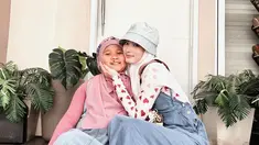 Ambil keputusan besar usai berpisah dari Virgoun, Inara tak kuasa menahan tangis saat melepas cadar yang selama ini menutupi wajah cantiknya di hadapan media. Kembali bekerja demi tiga anaknya, wanita dengan nama lengkap Inara Idola Rusli ini banjir dukungan dari warganet. Meski putuskan lepas cadar, netizen berharap Inara tetap istiqomah dengan hijabnya. (Liputan6.com/IG/@mommy_starla)